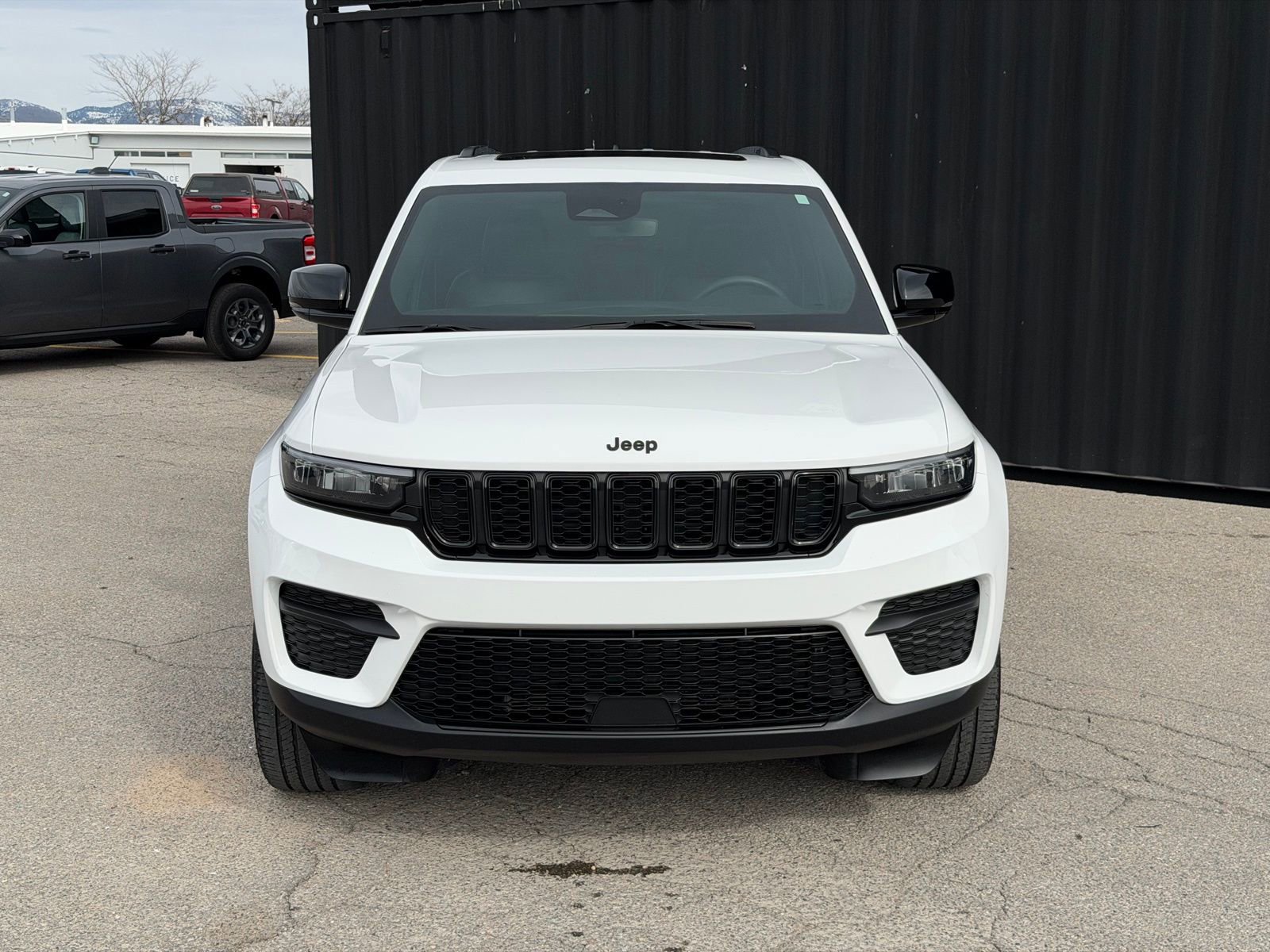 Used 2024 Jeep Grand Cherokee Altitude image 3