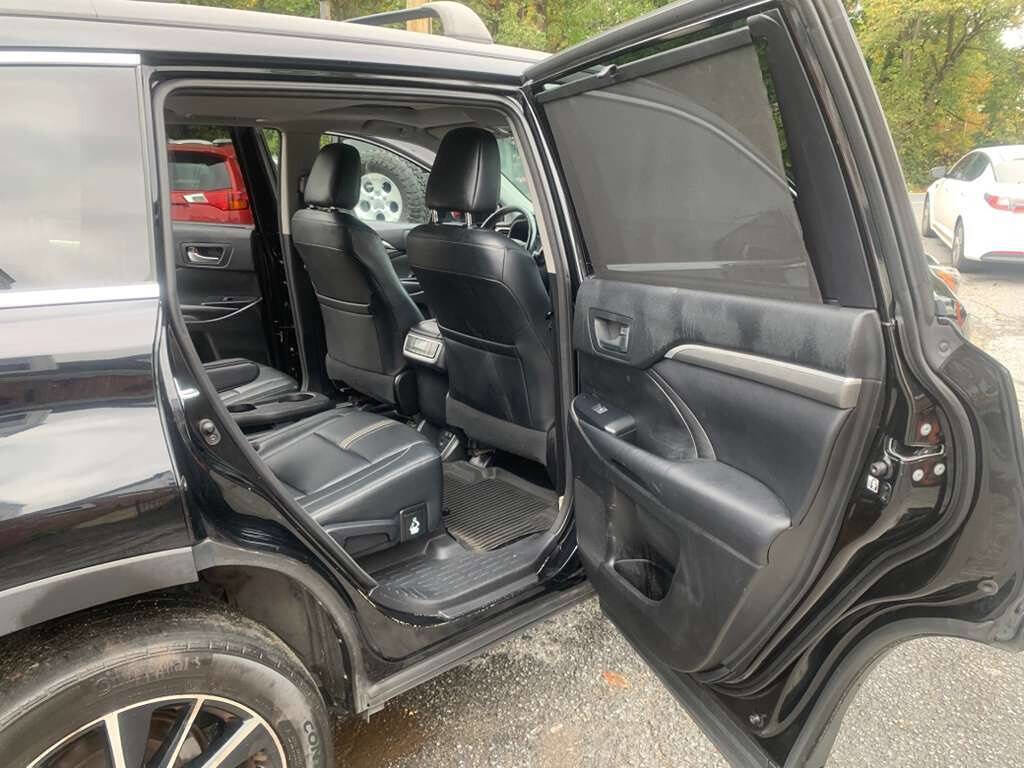 Used 2018 Toyota Highlander SE image 30