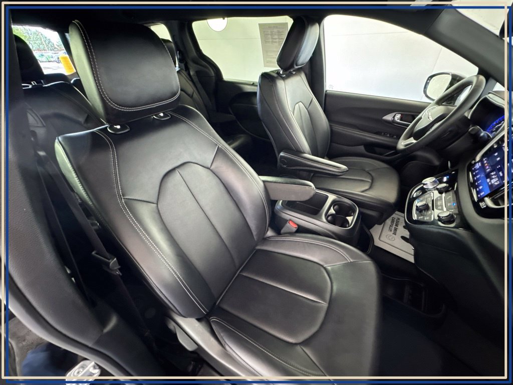 Certified 2025 Chrysler Pacifica Select FWD image 39