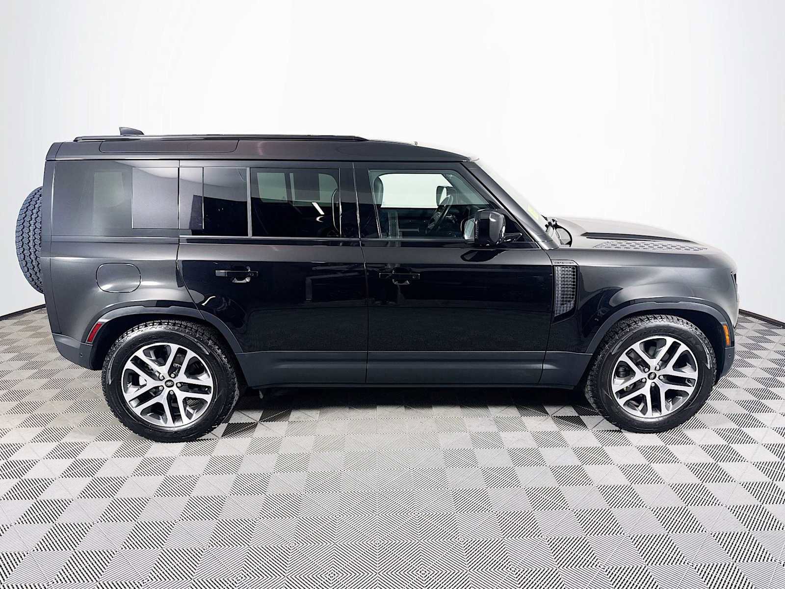 Used 2025 Land Rover Defender 110 S image 4