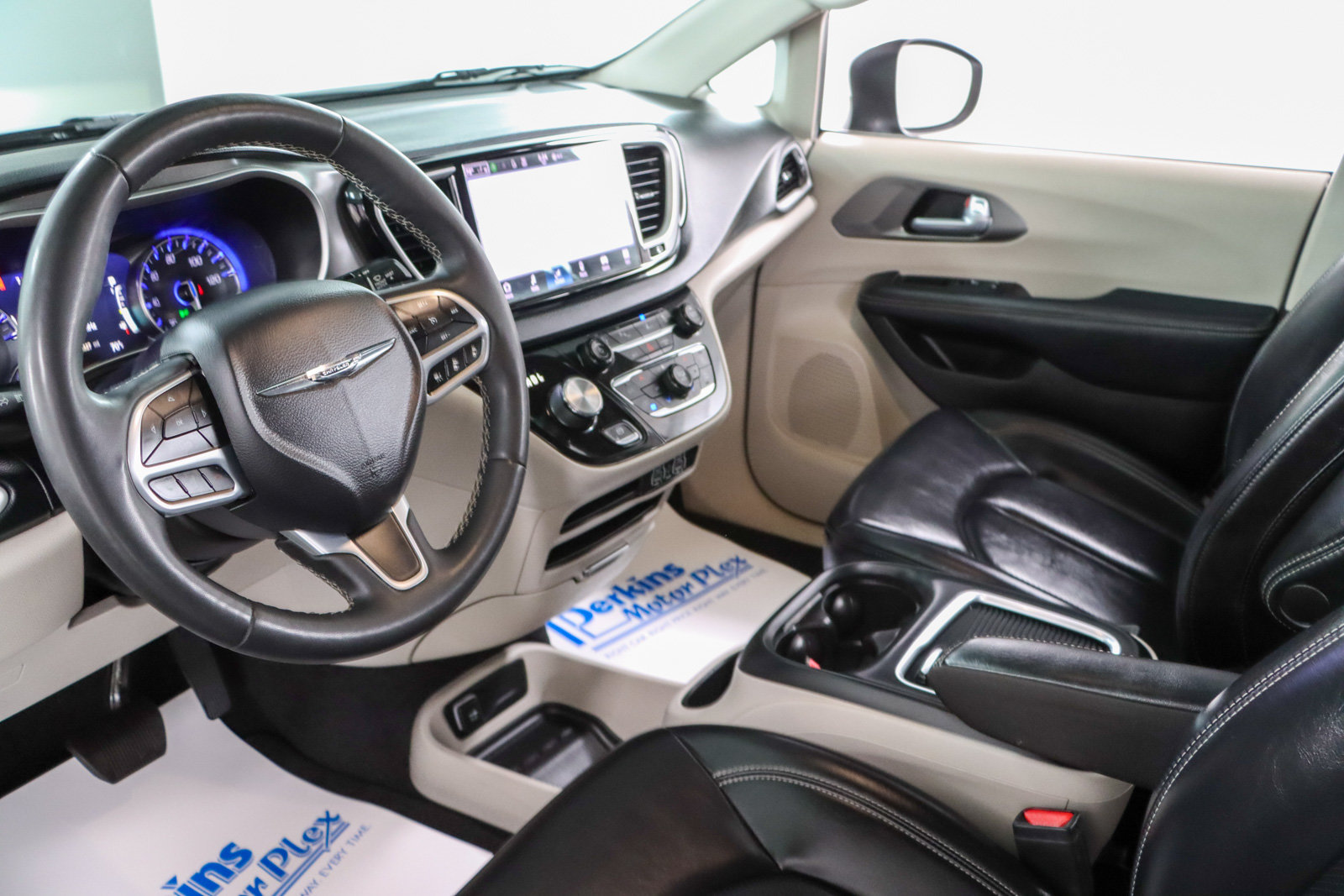 Used 2023 Chrysler Pacifica Touring-L FWD image 23