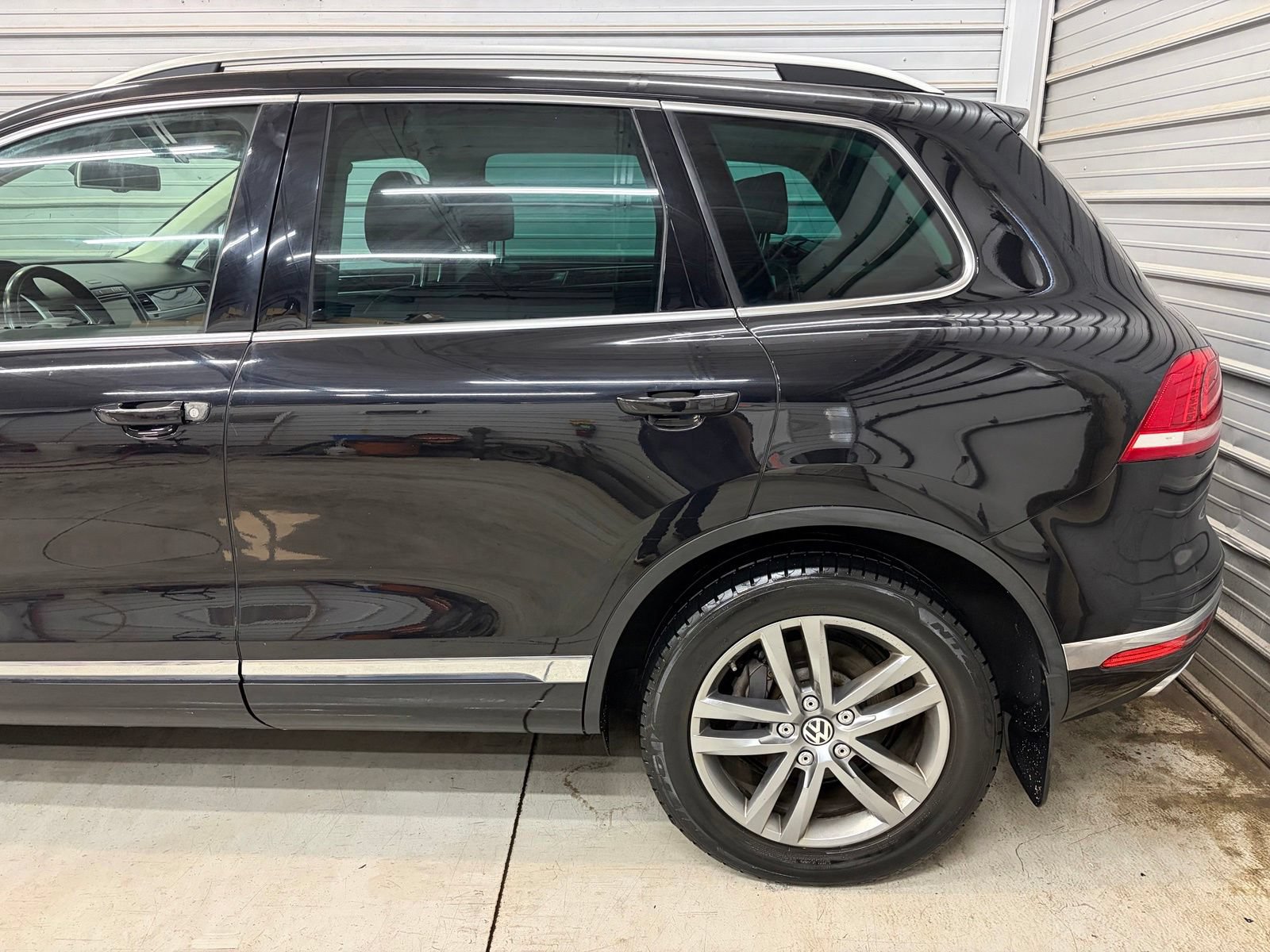Used 2015 Volkswagen Touareg TDI AWD/4WD image 5