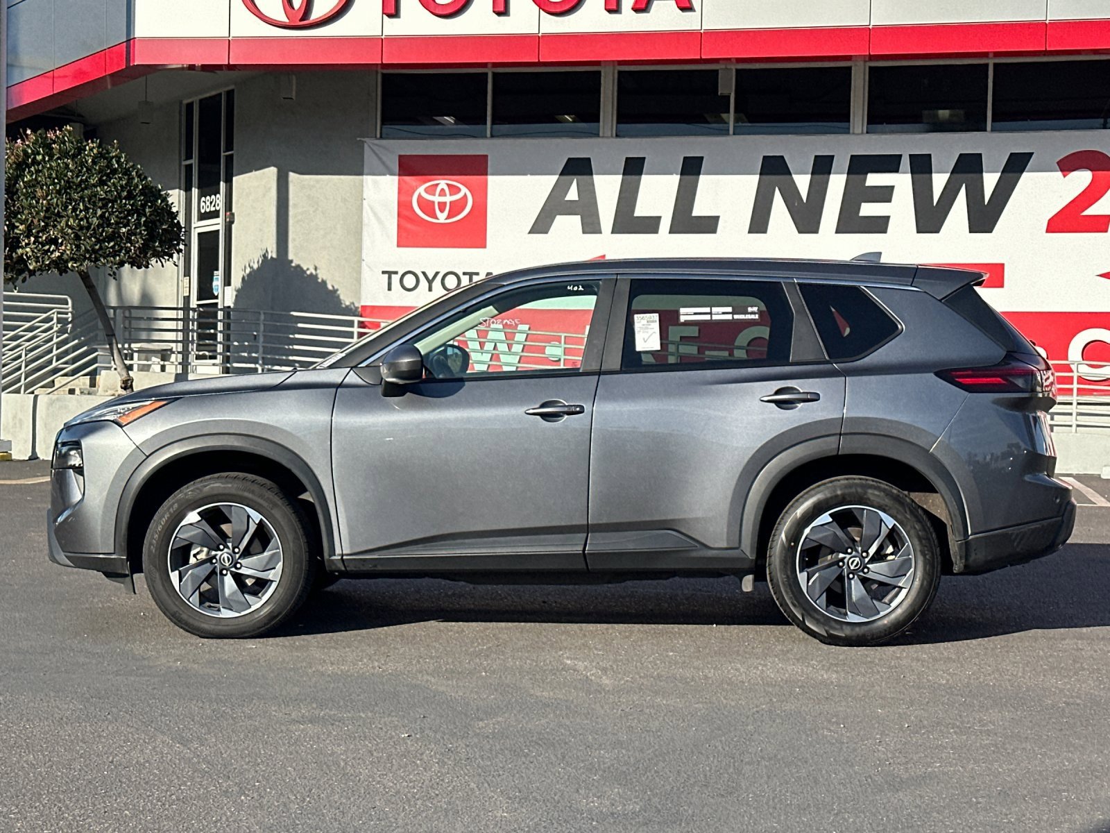 Used 2024 Nissan Rogue SV image 2