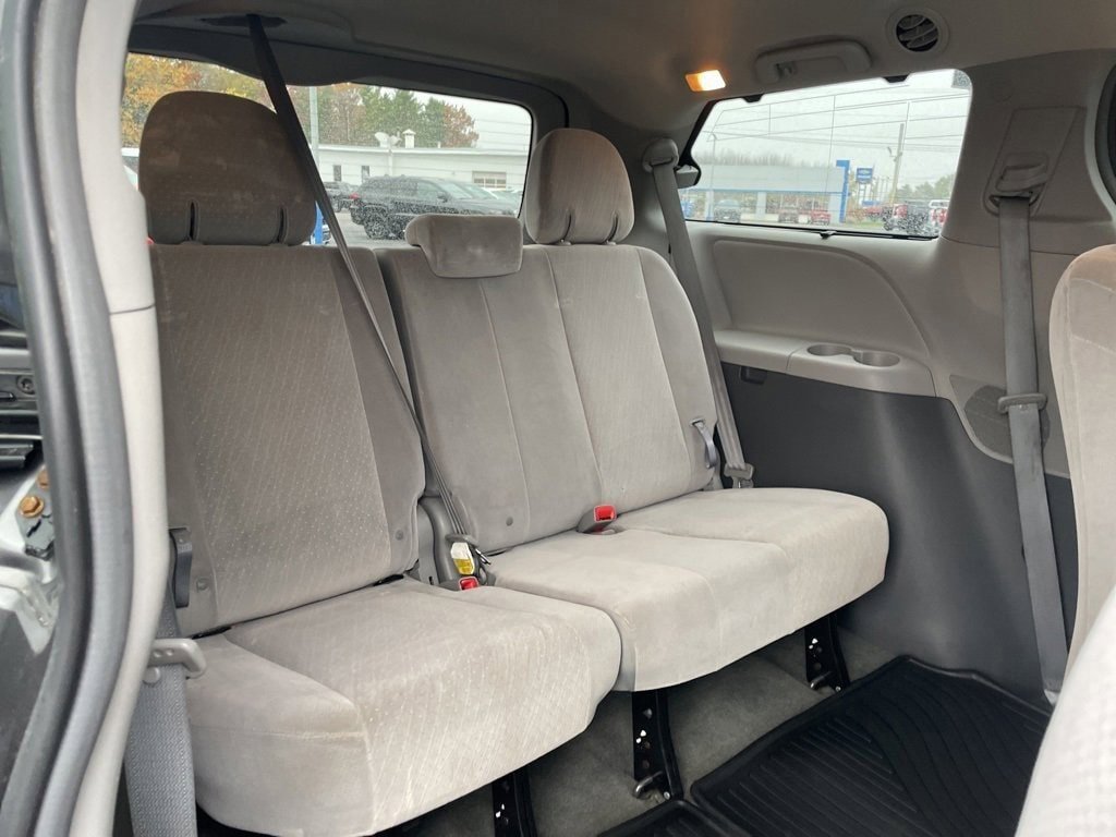 Used 2017 Toyota Sienna LE image 25