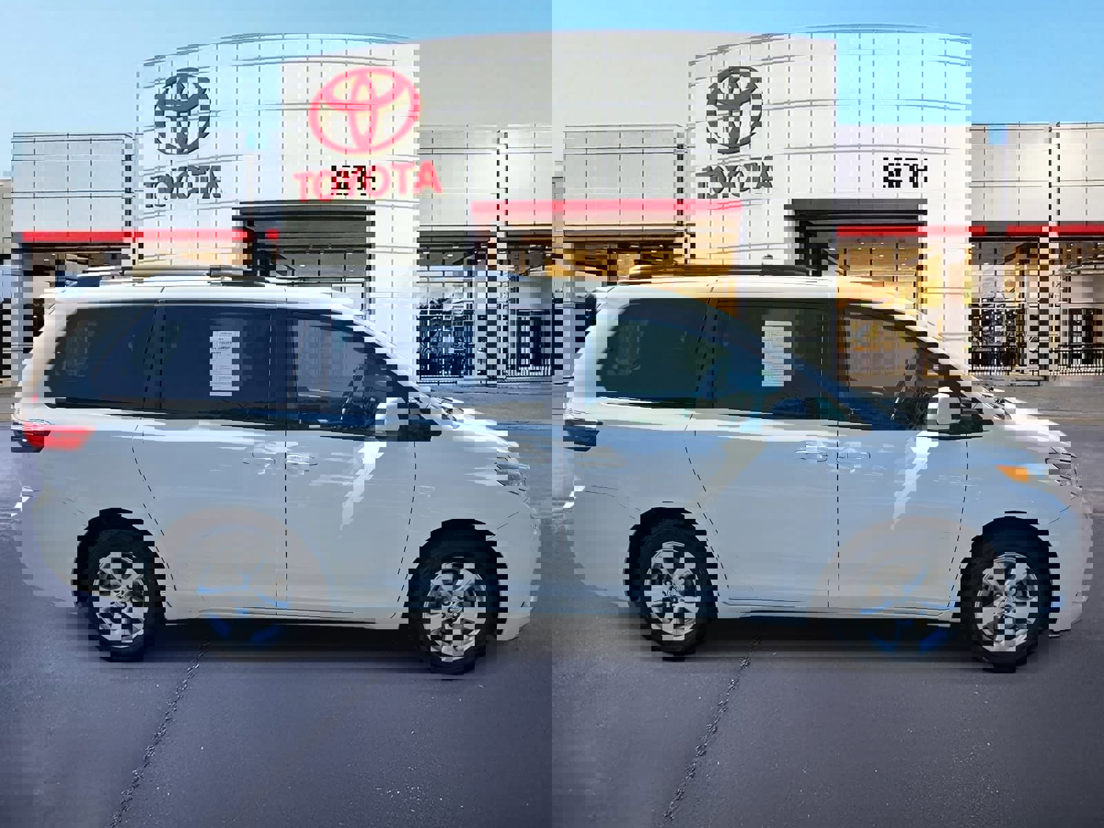 Used 2017 Toyota Sienna LE image 4