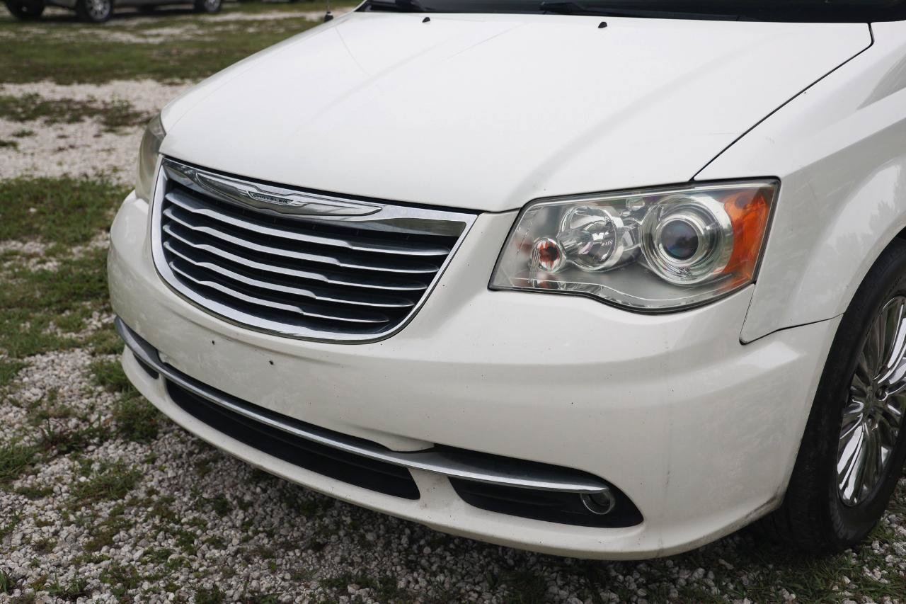 Used 2011 Chrysler Town & Country Limited w/ Trailer Tow Group FWD image 25