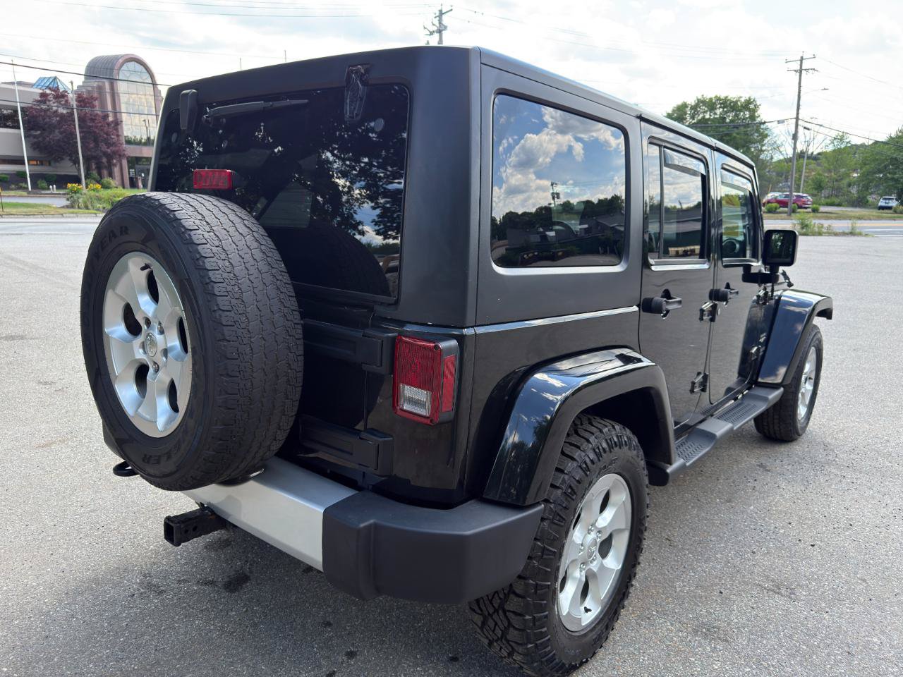 Used 2015 Jeep Wrangler Unlimited Sahara w/ Dual Top Group AWD/4WD image 5