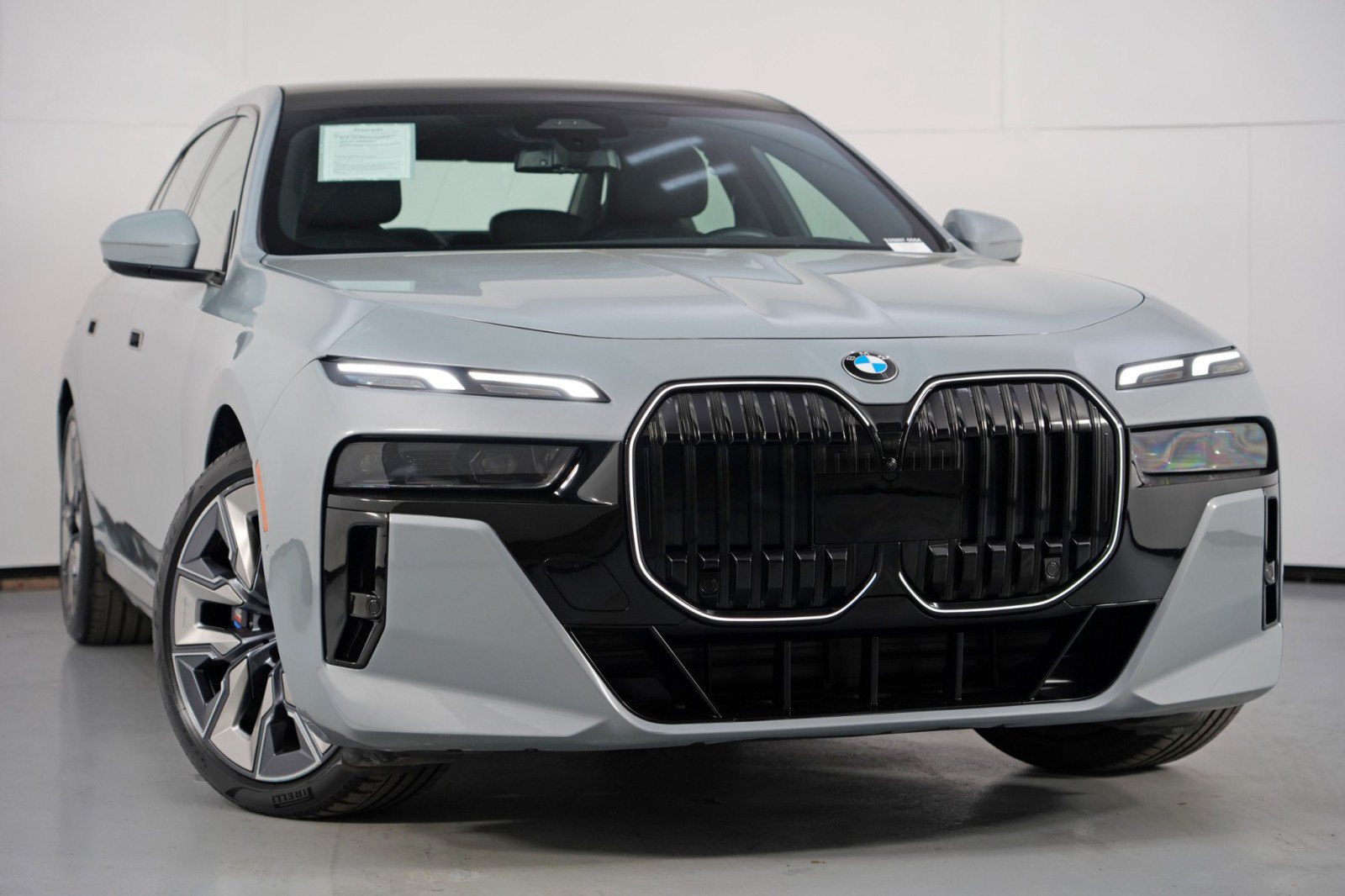 Used 2024 BMW 740i w/ Premium Package 2 RWD image 4