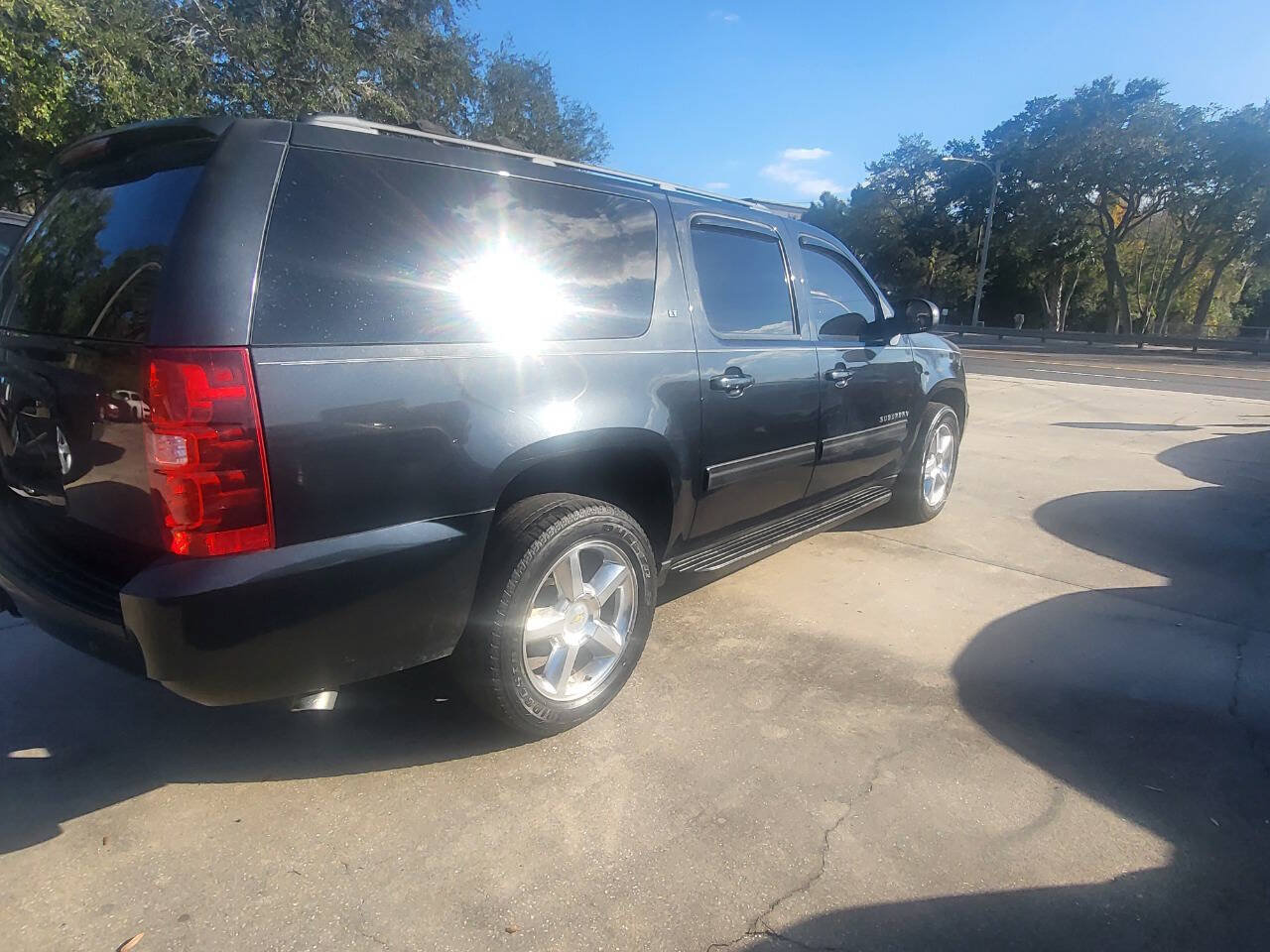 Used 2012 Chevrolet Suburban LT RWD image 18