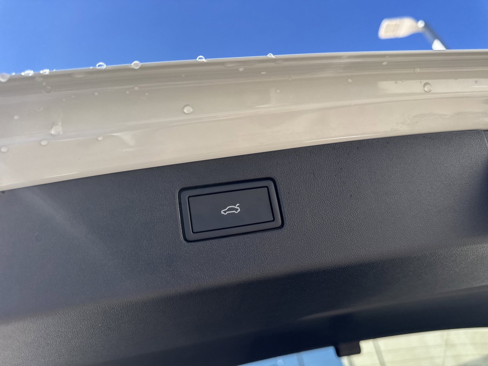 New 2026 Volkswagen Tiguan SE R-Line image 8