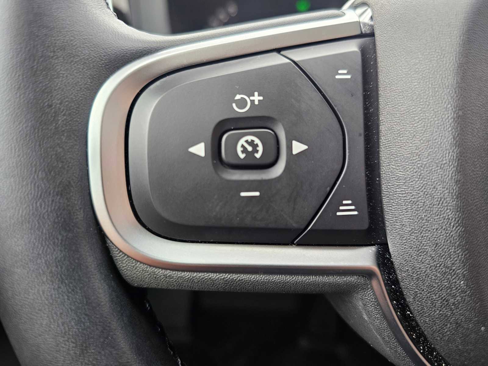 Certified 2025 Volvo XC60 B5 Core w/ Protection Package Premier image 30