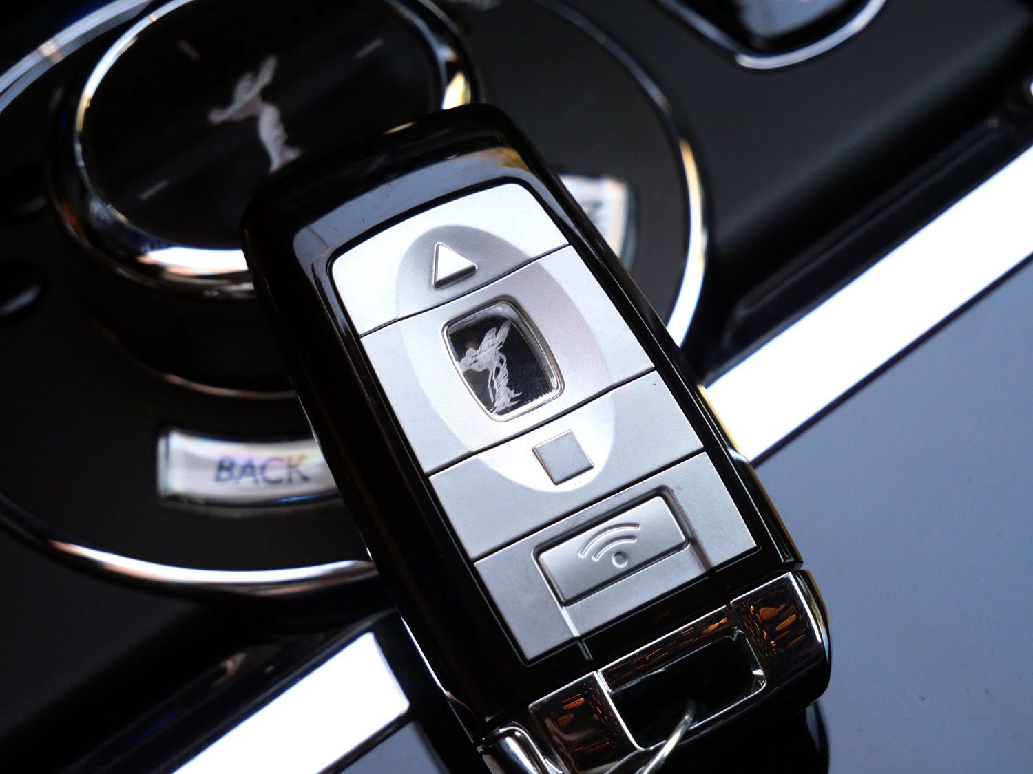 Used 2018 Rolls-Royce Wraith RWD image 32