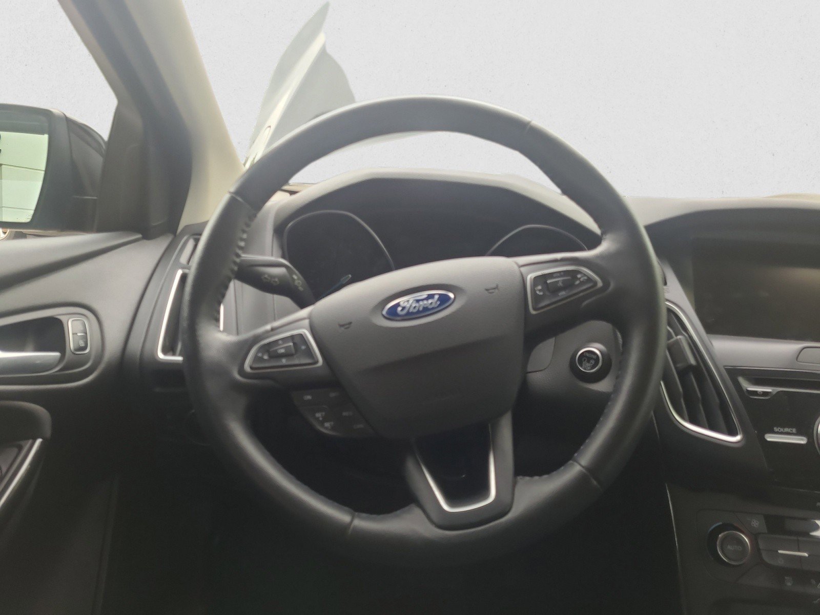 Used 2015 Ford Focus Titanium FWD image 15