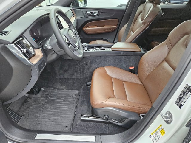 Used 2023 Volvo XC60 B5 Plus w/ Climate Package AWD/4WD image 16