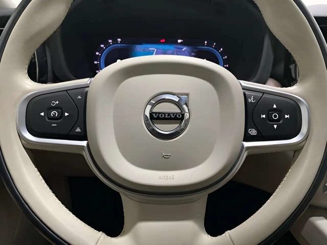 Used 2022 Volvo XC60 B5 Momentum w/ Climate Package AWD/4WD image 35