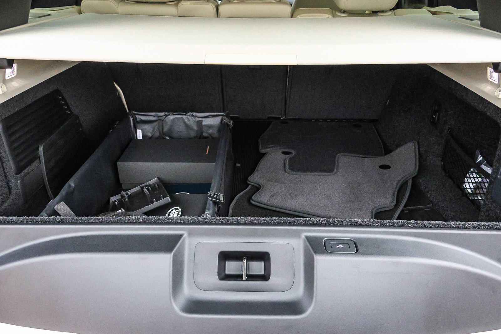 New 2026 Land Rover Range Rover SE image 26