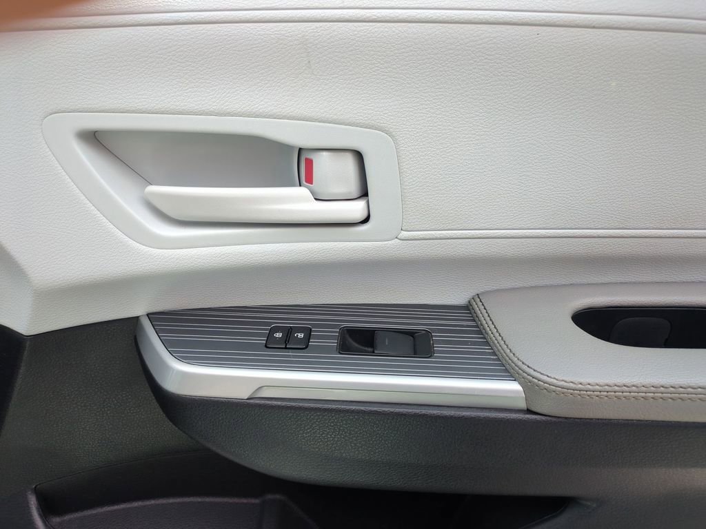 Used 2025 Toyota Sienna LE image 35