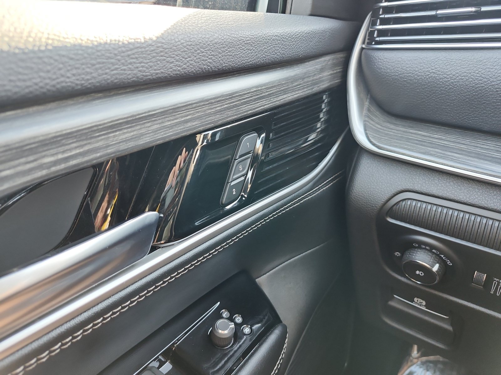 Used 2024 Jeep Wagoneer Series II w/ Flexible Seating Group AWD/4WD image 18