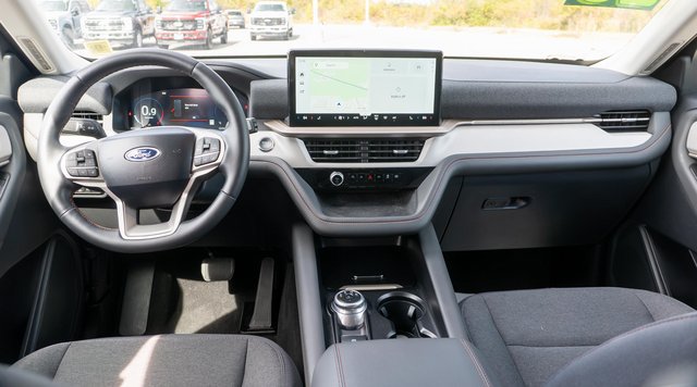Used 2025 Ford Explorer Active AWD/4WD image 14