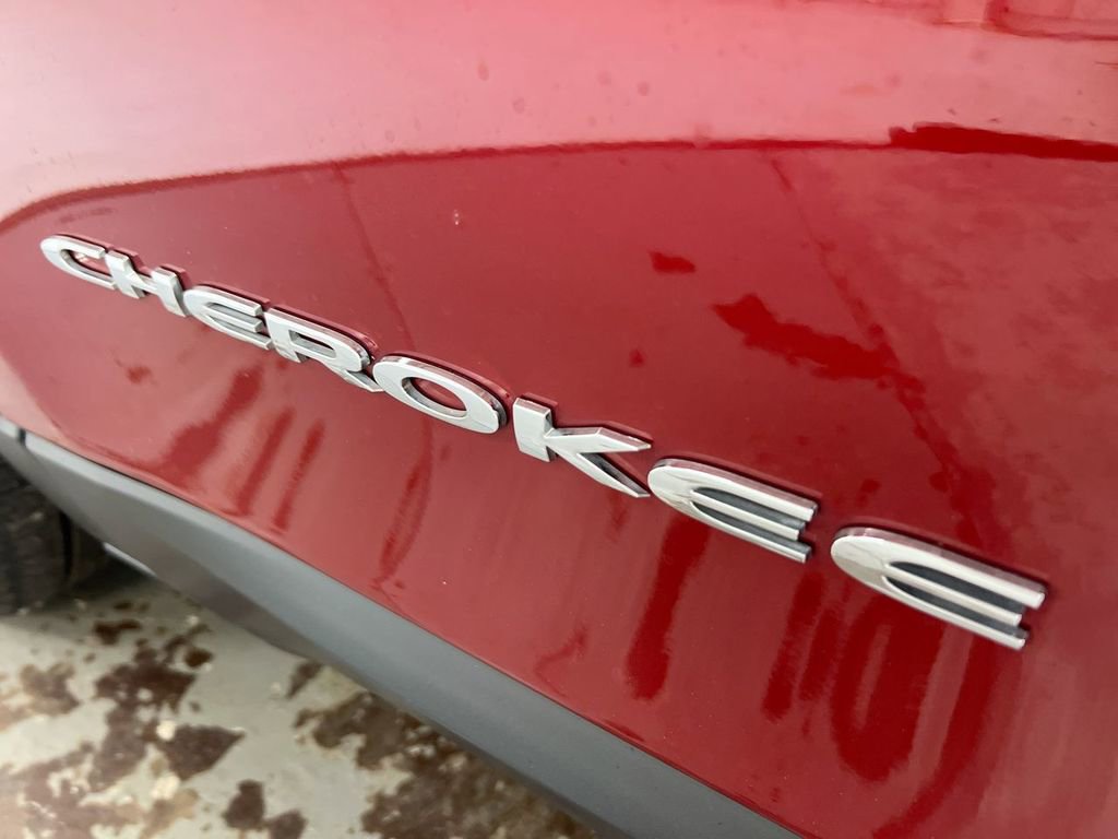 Used 2016 Jeep Cherokee Sport image 27