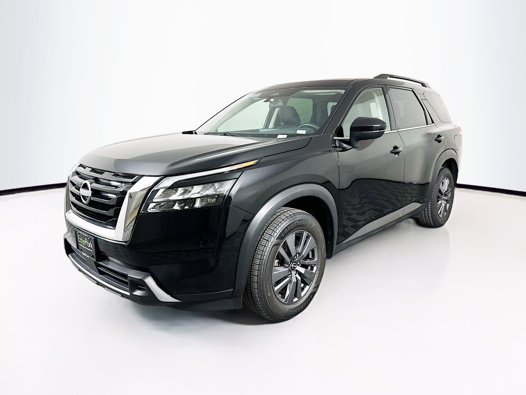 Used 2025 Nissan Pathfinder SV image 3