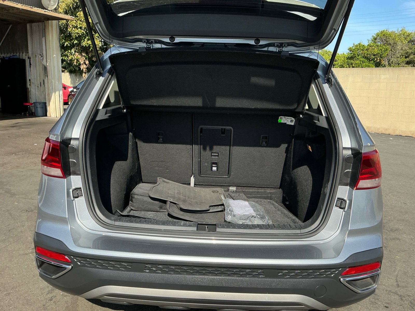 Used 2022 Volkswagen Taos SE w/ Panoramic Sunroof Package FWD image 25