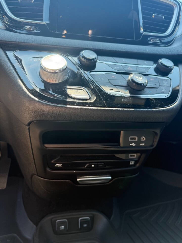 Used 2018 Chrysler Pacifica Touring-L Plus w/ S Appearance Package FWD image 17