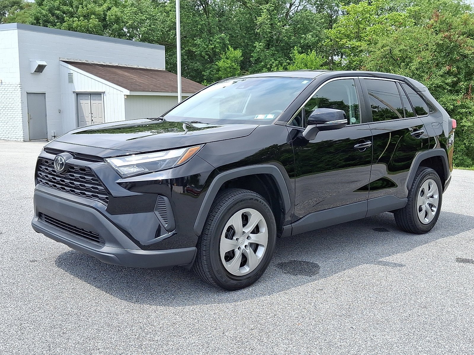 Used 2023 Toyota RAV4 LE AWD/4WD image 3