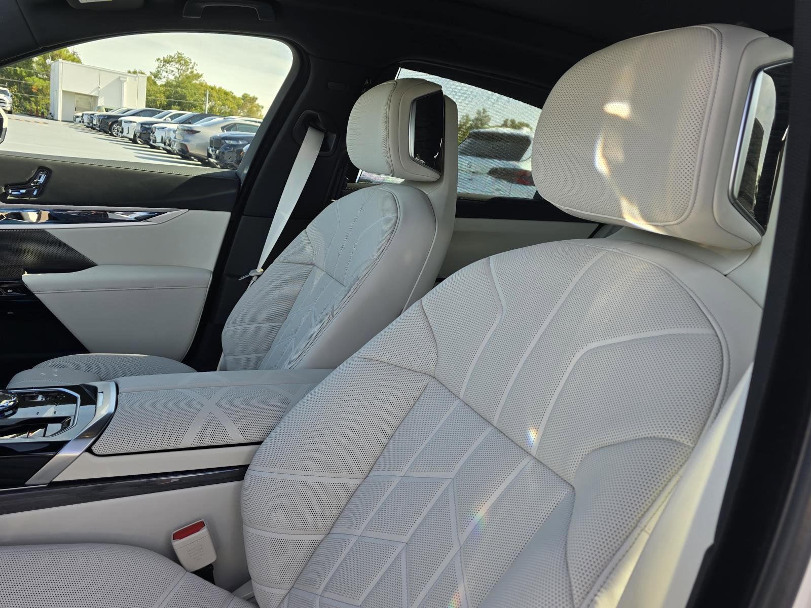 New 2026 BMW 750e xDrive image 21