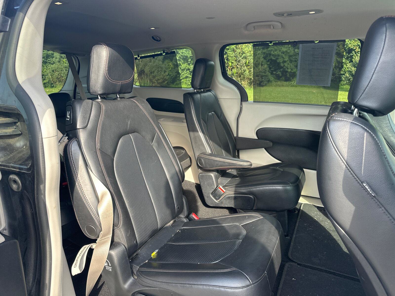 Used 2019 Chrysler Pacifica Touring-L FWD image 18