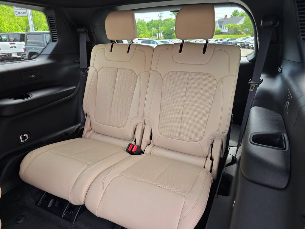 New 2026 Jeep Grand Cherokee L Limited w/ Luxury Tech Group II AWD/4WD image 13