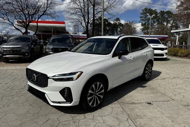 Used 2023 Volvo XC60 B5 Plus AWD/4WD image 4