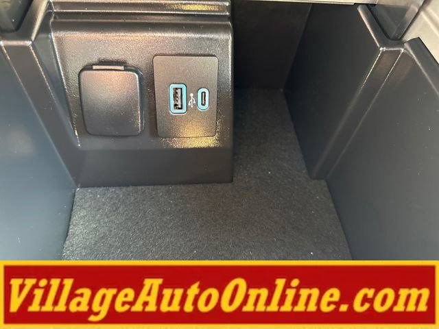Used 2022 Ford Explorer XLT w/ Equipment Group 202A AWD/4WD image 31