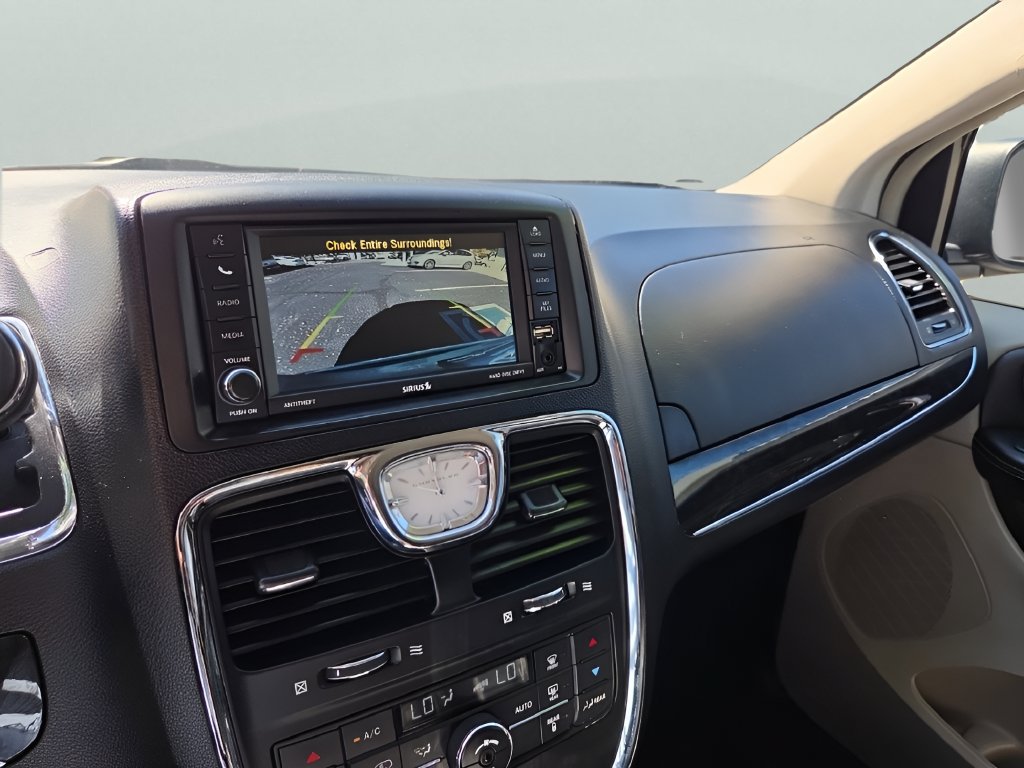 Used 2015 Chrysler Town & Country Touring FWD image 18