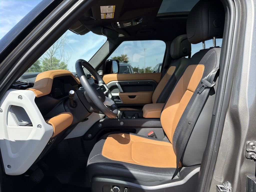Used 2023 Land Rover Defender 130 X-Dynamic SE image 3