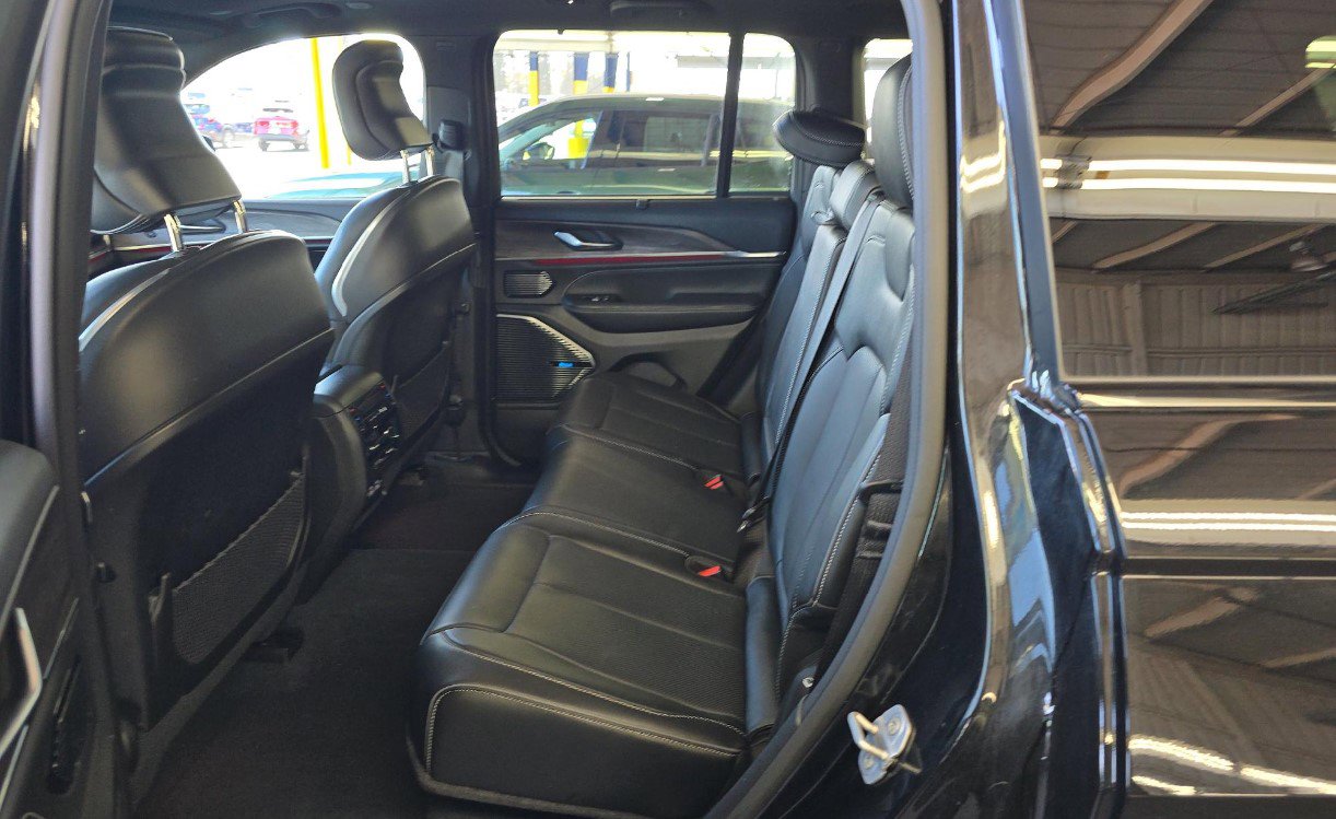 Used 2022 Jeep Grand Cherokee Overland w/ Advanced Protech Group III image 10