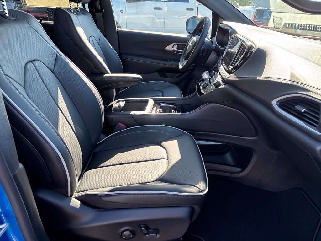 New 2027 Chrysler Pacifica Limited FWD image 28