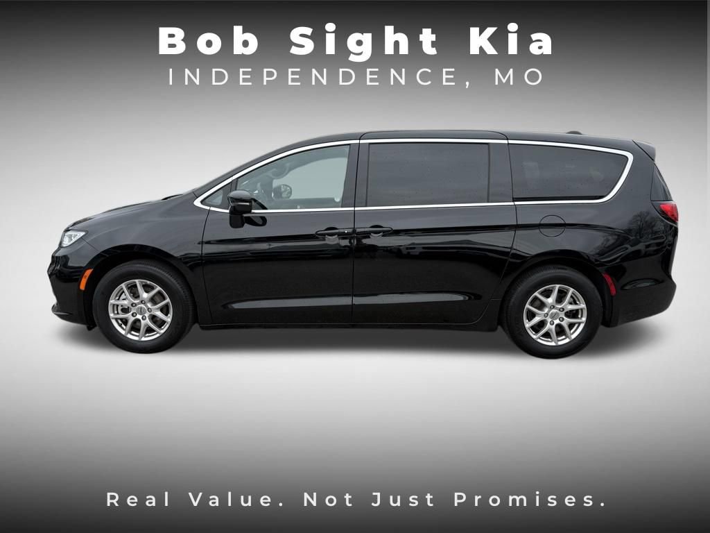 Used 2025 Chrysler Pacifica Select FWD image 6