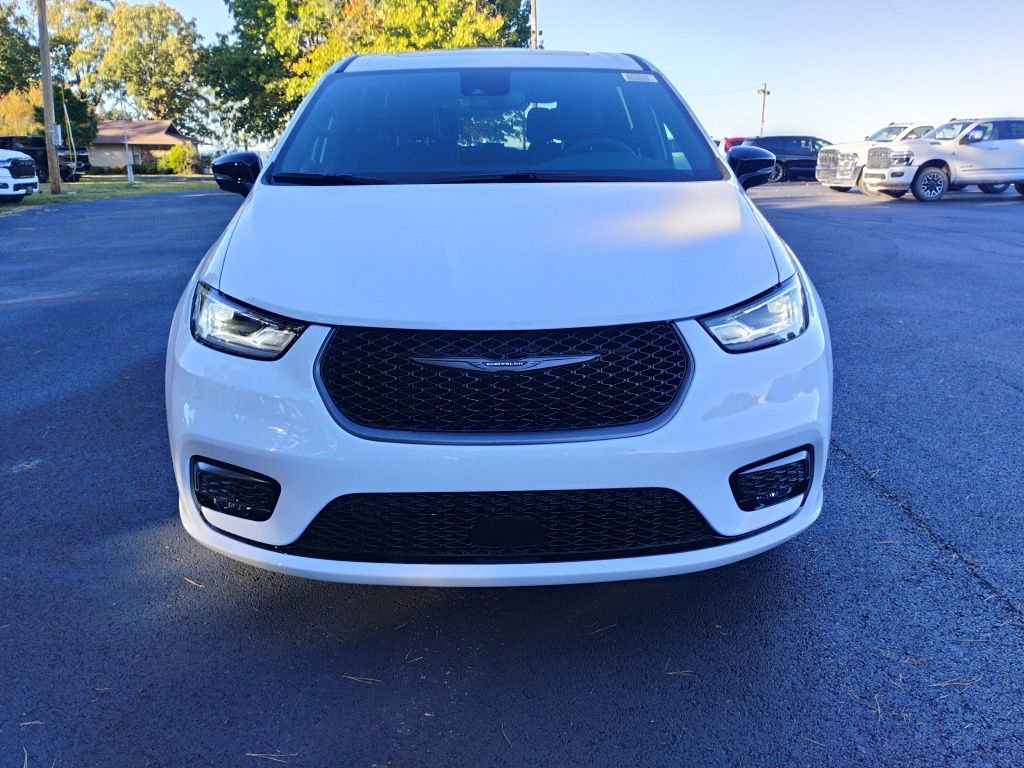 New 2026 Chrysler Pacifica Select image 2