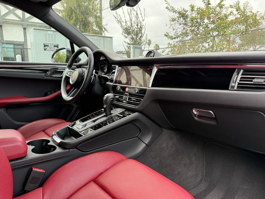 Used 2025 Porsche Macan image 25