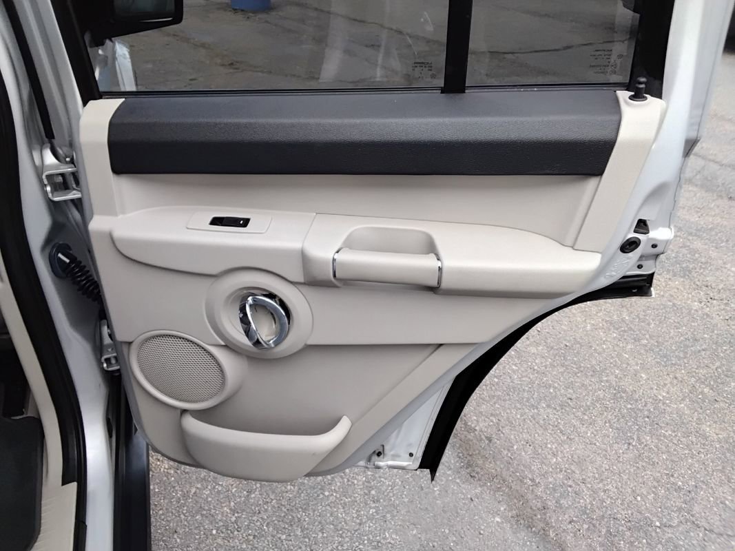 Used 2006 Jeep Commander Limited w/ Trailer Tow Group IV image 16