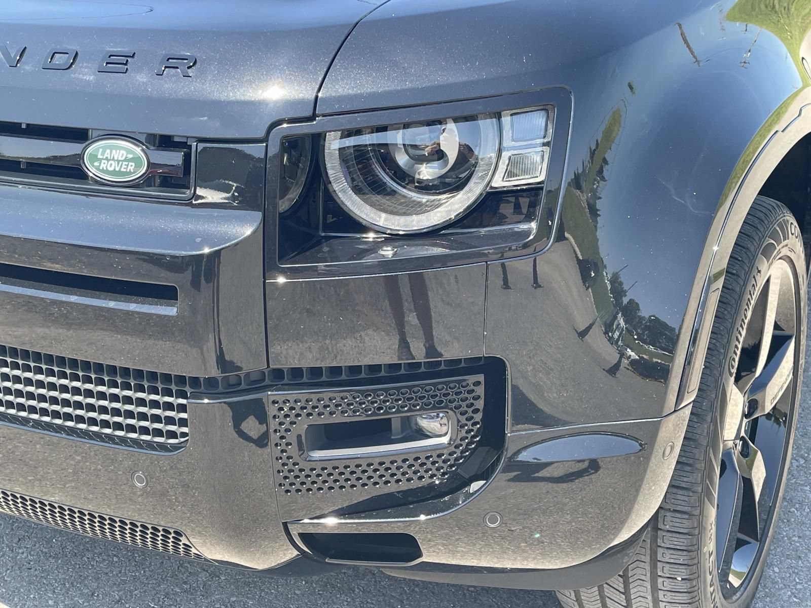 Used 2025 Land Rover Defender 130 V8 AWD/4WD image 9