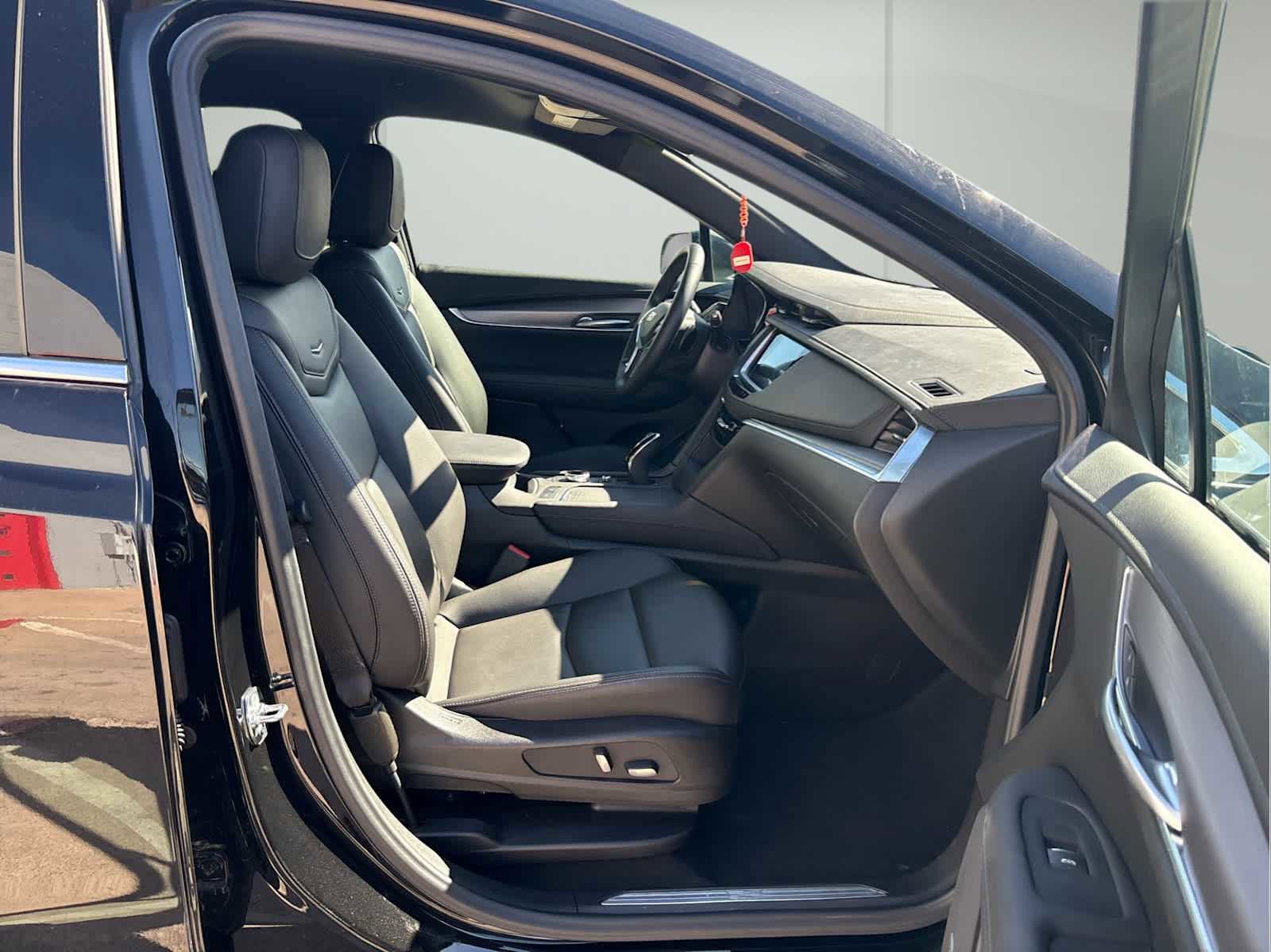 Used 2025 Cadillac XT5 Luxury w/ LPO, Premium Carpet Package image 16