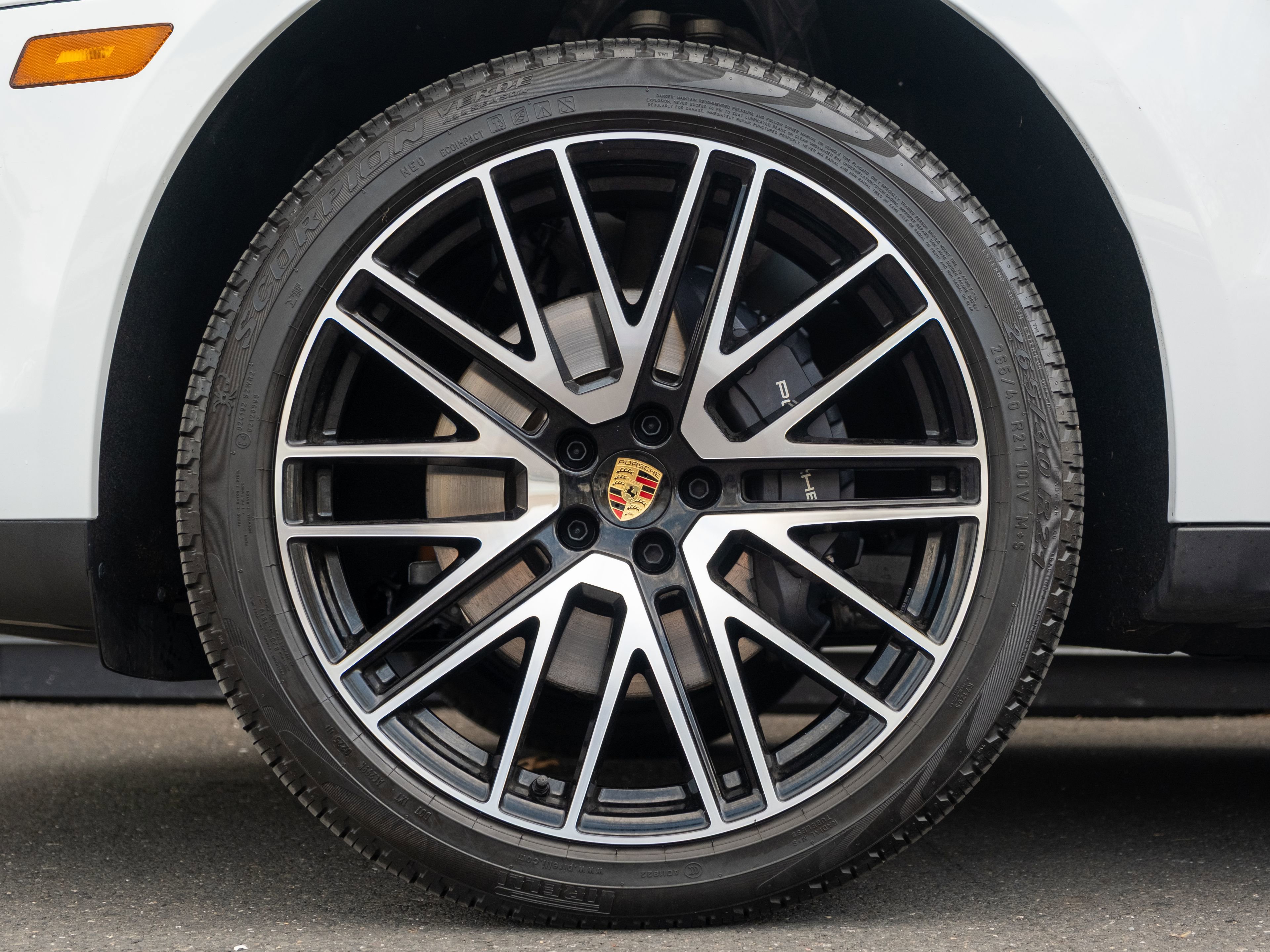 Certified 2025 Porsche Macan image 12