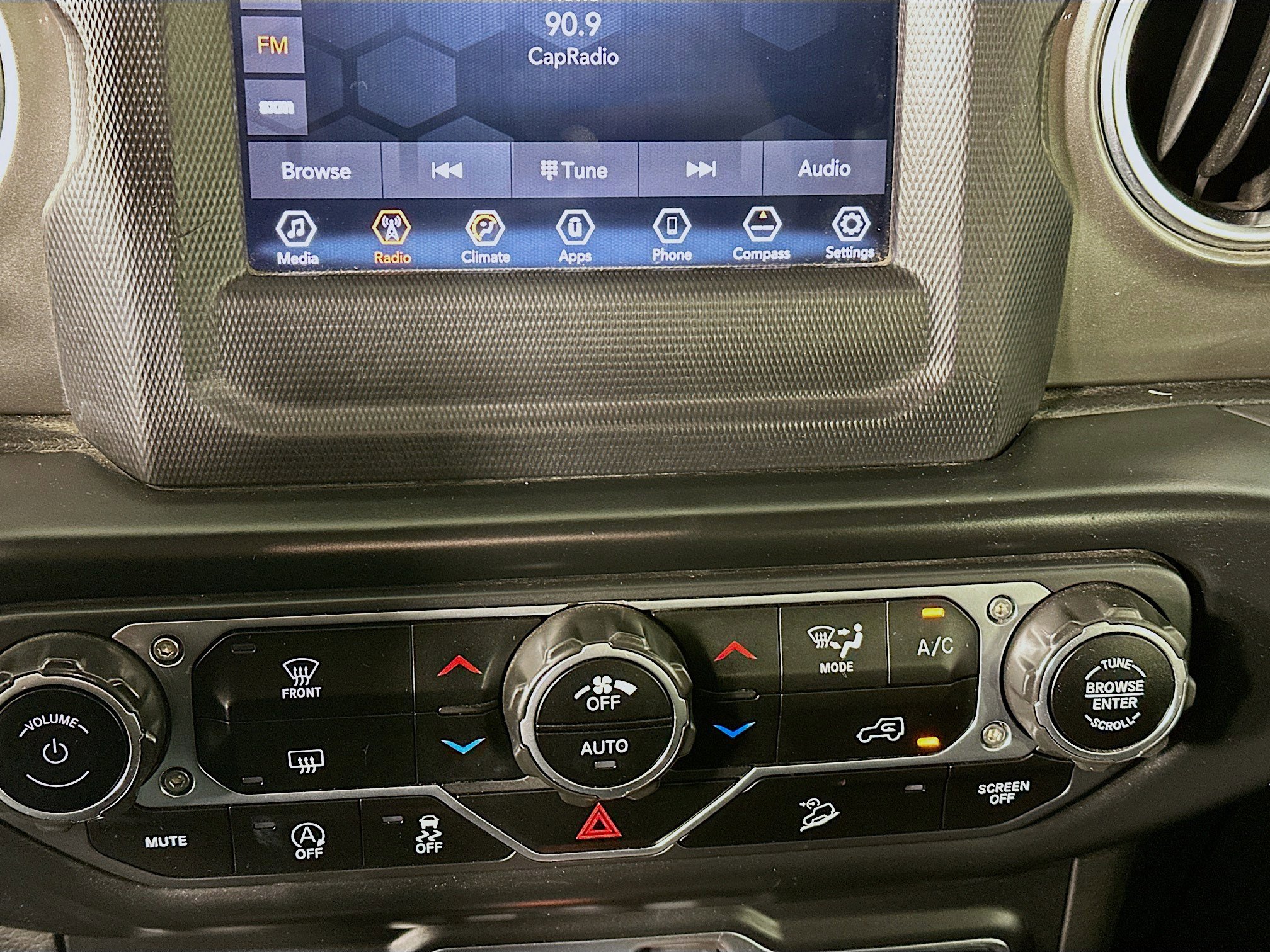 Used 2020 Jeep Wrangler Unlimited Sahara image 22