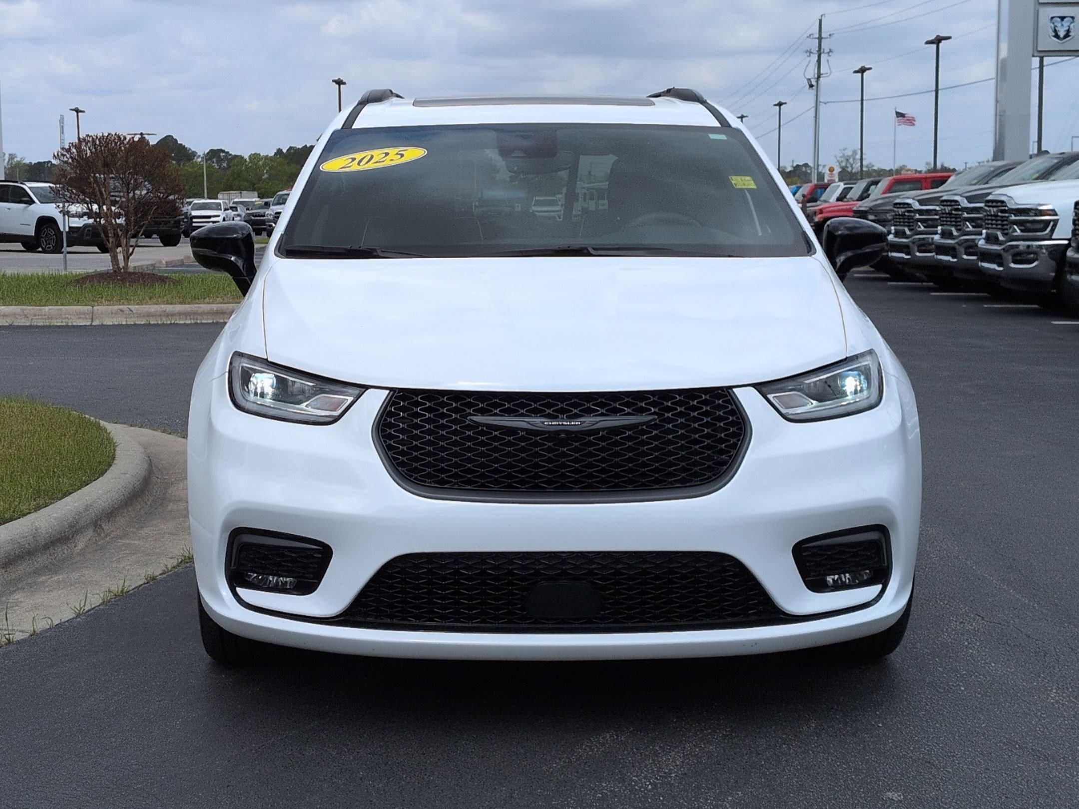 Used 2025 Chrysler Pacifica Limited FWD image 2