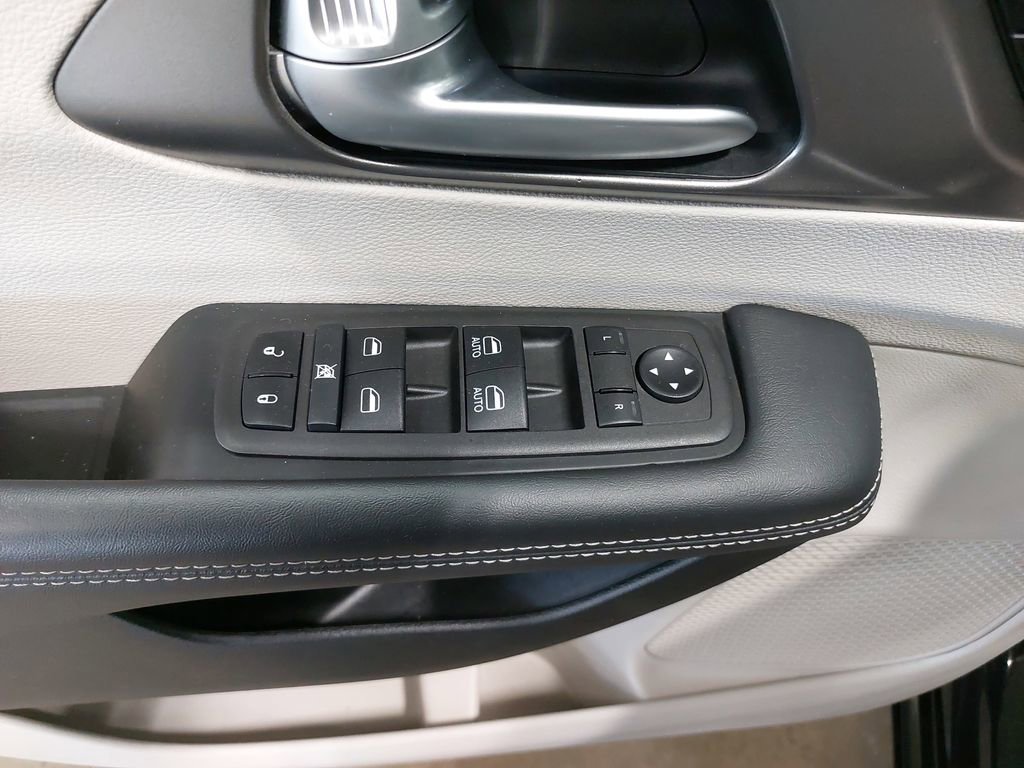 Used 2024 Chrysler Pacifica Touring-L image 30