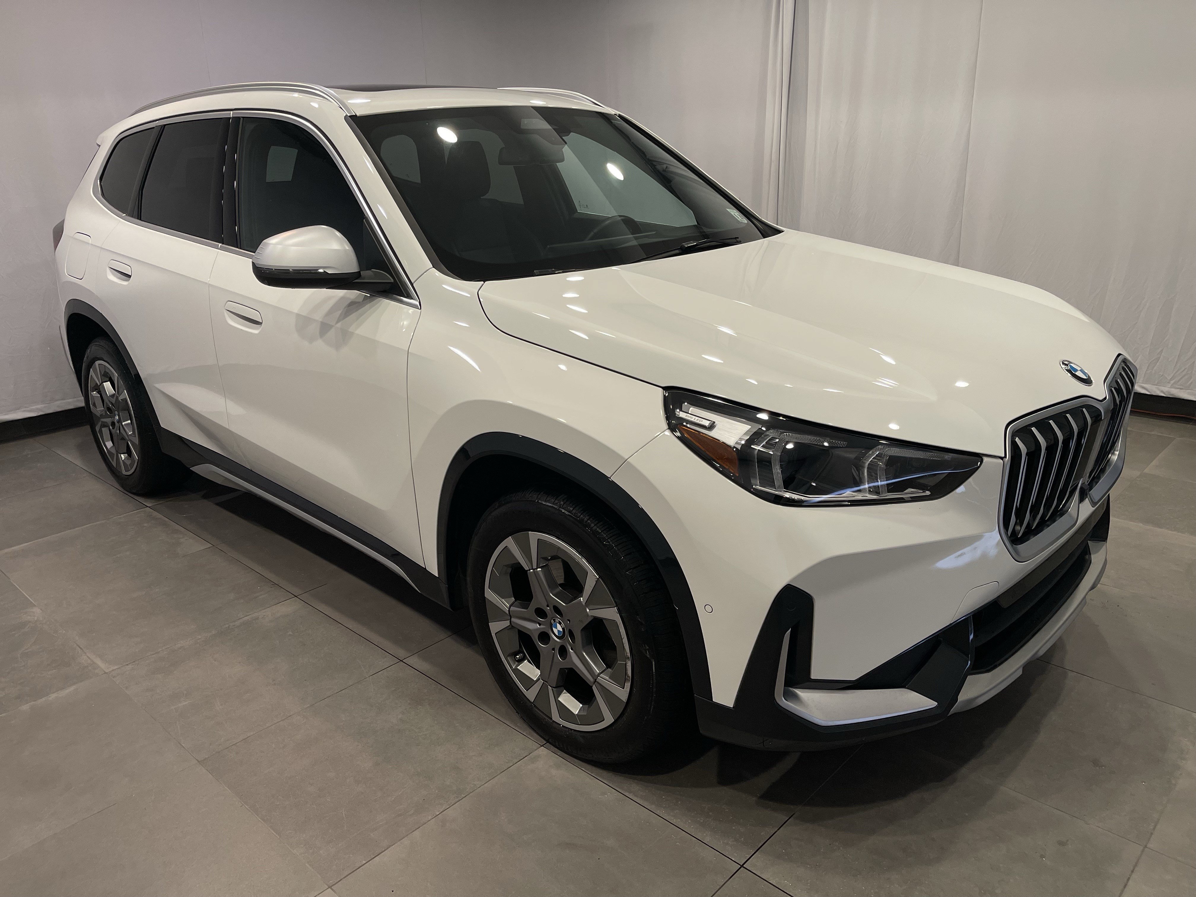 Used 2024 BMW X1 xDrive28i w/ Technology Package AWD/4WD image 3