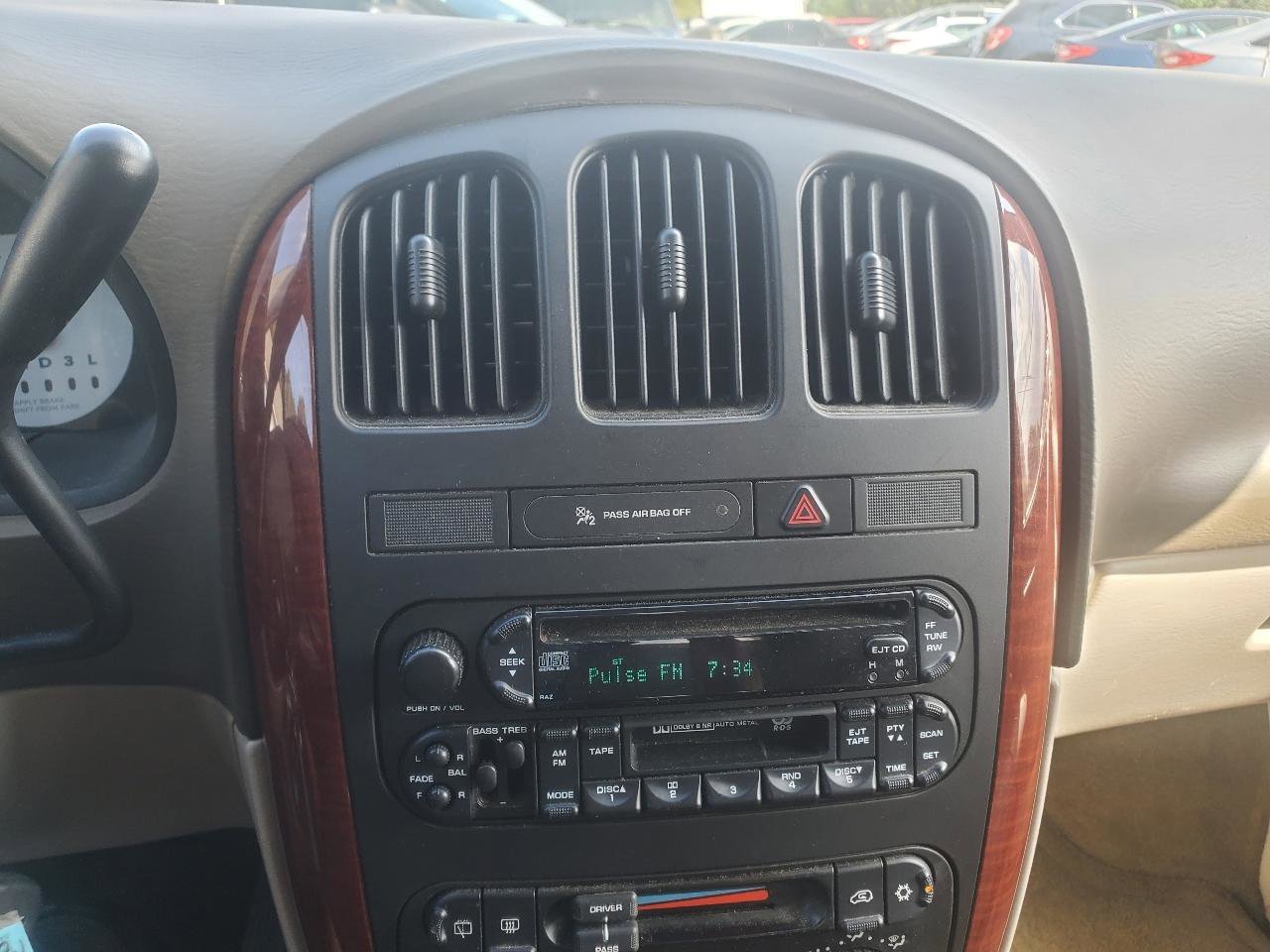 Used 2006 Chrysler Town & Country Limited w/ Popular Equipment Group I FWD image 21