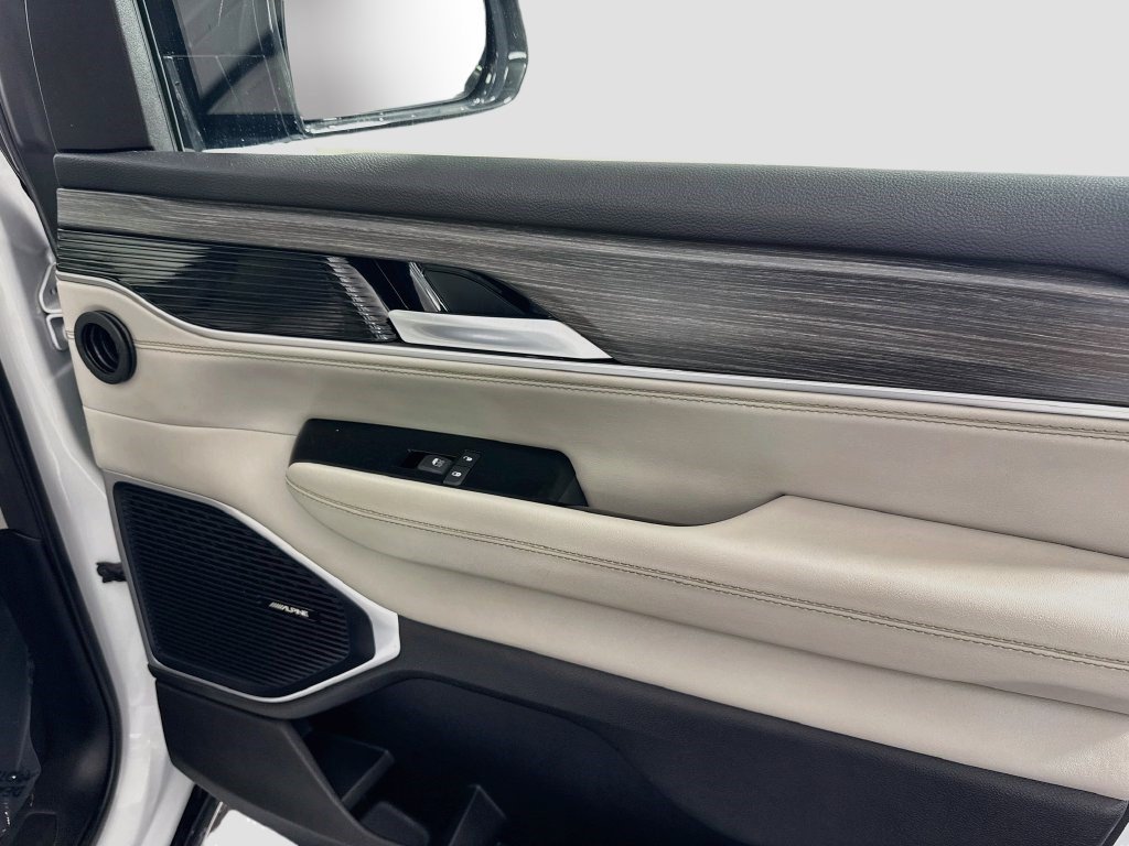 Used 2024 Jeep Wagoneer L Series II w/ Flexible Seating Group RWD image 30